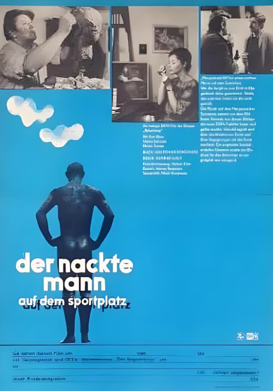 运动场上的裸男